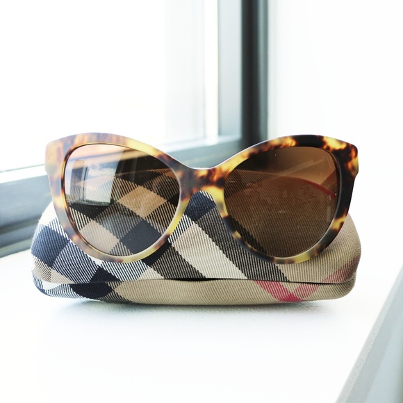 EMMA ✨NEW Burberry Sunglasses Matte Cat Eye✨ - Picture 2 of 6